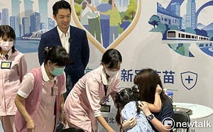 北市公費疫苗開打　女童接種前嚇哭喊「不要」、打完跑向蔣萬安討抱