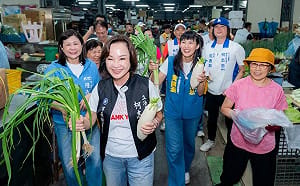 從早到晚鐵人掃街行程    柯志恩回歸陸戰深入基層市場