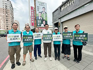 蘇致榮掛看板與蘇巧慧同框「致慧選擇！北高共隆！」盼攜手城市交流  
