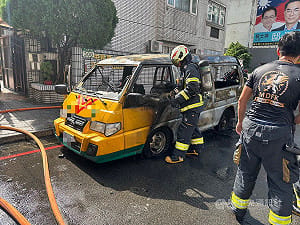 新北新店幼兒園校車路邊起火 駕駛幼童及時逃生