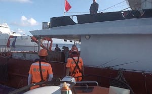 (影)中國漁船「金鯊」拒廣播3次驅離  海巡「雲林艦」噴水執法兼顧人道