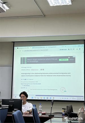 沈伯洋選戰行程滿檔仍回北大授課　學生曬簽名照「幫老爸追星」釣本尊回應
