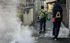 彰化防登革熱噴藥出包！濃煙灌店家全家狂咳「1人送醫」