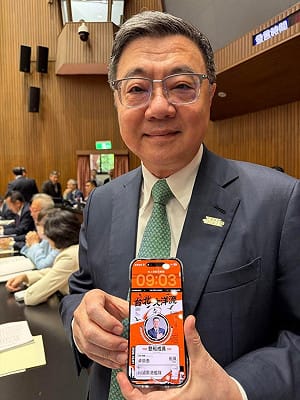 秀「船員證」違行政中立？  卓榮泰：是個別委員找我照相的