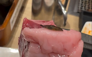 中秋吃燒肉驚見蛞蝓爬肉盤！店員一句「很多隻」客人傻眼