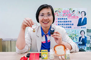 縣市長參選人趴趴走　包包變補給站各有隨身法寶