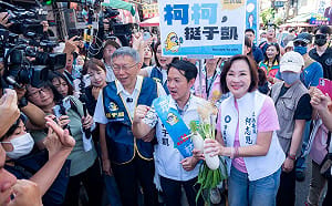 合體柯文哲陽明市場掃街　柯志恩：高雄藍白合力拚議員全壘打   