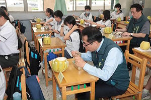 台南營養午餐發「整顆甘露梨」當金孫養！黃偉哲1句話酸爆蔣萬安：台南不只吃得飽還吃得好