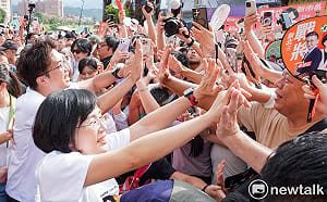 「洋流慧聚」擠爆三峽！沈伯洋吃金牛角　祖師廟前廣場遭支持者塞滿