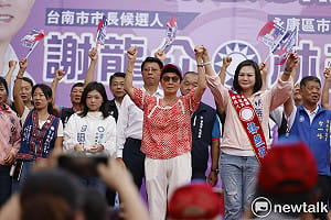 馬以南站台披彩帶謝龍介授戰旗　林燕祝永康聯合競選總部成立