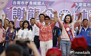 馬以南站台披彩帶謝龍介授戰旗　林燕祝永康聯合競選總部成立