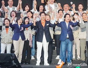 影》人潮破12萬人！沈伯洋與妻子、女兒高唱「台北順起來」