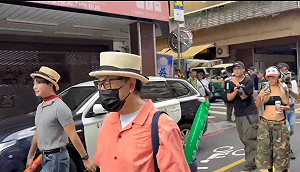 蔡康永現身沈伯洋造勢現場  作家：將讓中立選民加速跟進