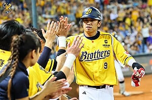 封王繞場發現「問題」　王威晨笑稱：我的毛巾可能較難買