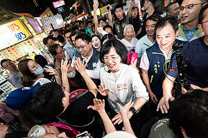 「杰伴慧聚」蘇巧慧、黃世杰桃園夜市掃街人氣爆棚  樹林鄉親、北一女同學專程相挺