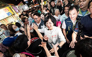「杰伴慧聚」蘇巧慧、黃世杰桃園夜市掃街人氣爆棚  樹林鄉親、北一女同學專程相挺