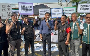 雲林艾杰旭罷工首日爆推擠衝突  劉建國赴現場聲援：與勞工站在一起