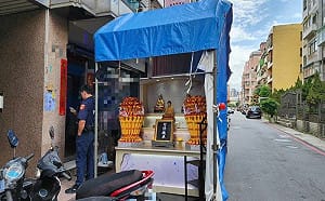 停車糾紛出奇招！桃園男搭「靈堂」擋車  網直呼：這招太狠了