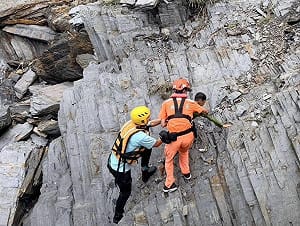 南方澳男童遭浪捲困豆腐岬！海巡拋繩救上岸 送醫無大礙