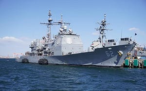 美駐日巡洋艦走入歷史  羅伯特·斯莫爾斯號離開橫須賀