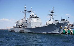 美駐日巡洋艦走入歷史  羅伯特·斯莫爾斯號離開橫須賀