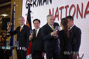德國代表：西德當年若須棄民主接受專制　統一不會實現