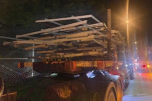 半聯結車載運鐵架掉落國1台南新市段 逾30車撞擊受損