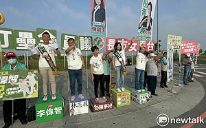 陳亭妃偕南科區議員站路口 展現聯合競選整合力量 力拚民進黨議員席次過半