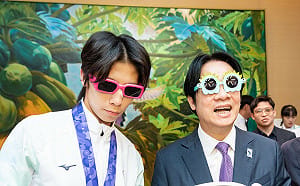 賴總統與林郁婷大玩拍貼機　「哥就是帥」逗趣入鏡