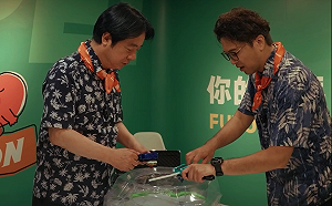 （影）賴清德生日沈伯洋揪打戰鬥陀螺  更送上「這東西」當生日禮物