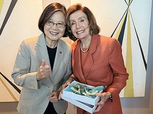 再次重逢！ 裴洛西見剛到加州蔡英文 盛讚蔡是「民主的鬥士」