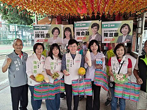 (影)揹台灣LV水湳市場掃街！綠營女力合體採買東泉搏感情