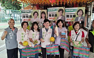 (影)揹台灣LV水湳市場掃街！綠營女力合體採買東泉搏感情