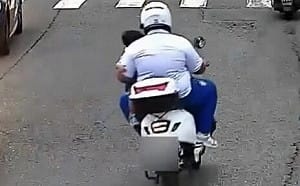 單手環抱幼童騎微電車！危險畫面引爆網友：根本地獄開局