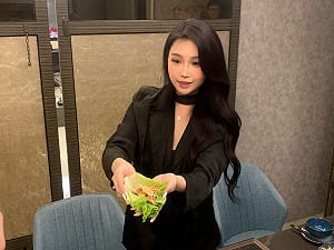 網紅「馬尾妹」楊宜庭跨足餐飲　喊話李明璇「選上請吃烤饅魚」 