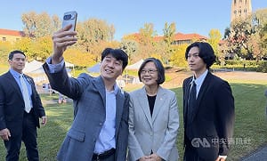 蔡英文史丹佛演說掀旋風　親切為台生簽名
