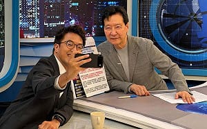 沈伯洋專訪破百萬觀看！合照趙少康掏「小眾iPhone」 全台市占僅2％意外爆紅