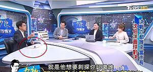 沈伯洋桌上那張白紙「1打3單挑趙少康」學者：真正的學識淵博不需寫在上面