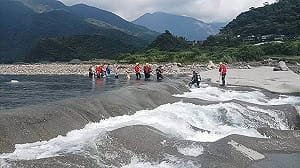 男童疑屏東來義大橋附近落水失蹤　消防人員搜救