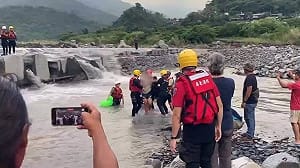 屏東來義大橋少年落水　逾3小時搜救生還意識清楚