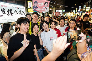 蘇巧慧掃板橋湳雅夜市人氣旺！民眾夾道歡迎搶合照、簽名