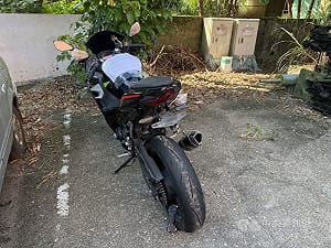 男子無照騎重機還借掛他車牌　蘆竹警大古山攔查開罰