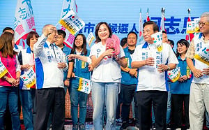 柯志恩後援會授旗湧3,500人　鄉親送新鞋祝12/25日走進高市府
