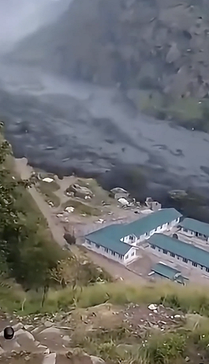 (影)尼泊爾又爆山洪！土石流沖毀橋樑釀5人失聯  軍方急派直升機救援