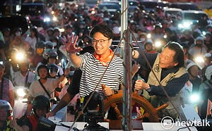 贈沈伯洋「雷神之鎚」　王世堅盼：一起攻入北市府　掃蕩不公不義