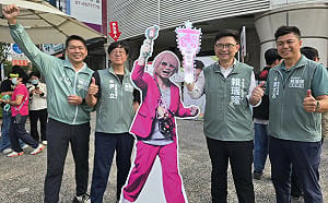 權志隆路口同框拜票 賴瑞隆偕左楠議員候選人力拼演唱會經濟