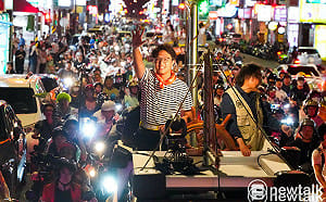 (影)見證「台北大洋流」！ 沈伯洋首場車掃揮手一呼百應通通揮起來