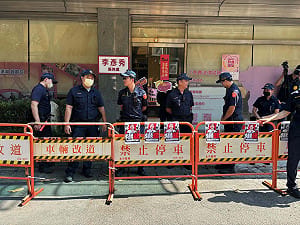 稱社工供毒品！李彥秀服務處架拒馬擋抗議　社工工會怒轟：將擴大抗議