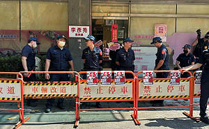 稱社工供毒品！李彥秀服務處架拒馬擋抗議　社工工會怒轟：將擴大抗議