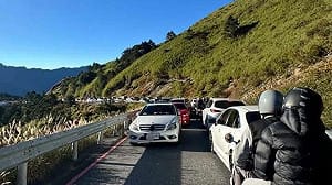 賓士武嶺違停導致回堵2小時！警方改口辦刑法：尚未到案